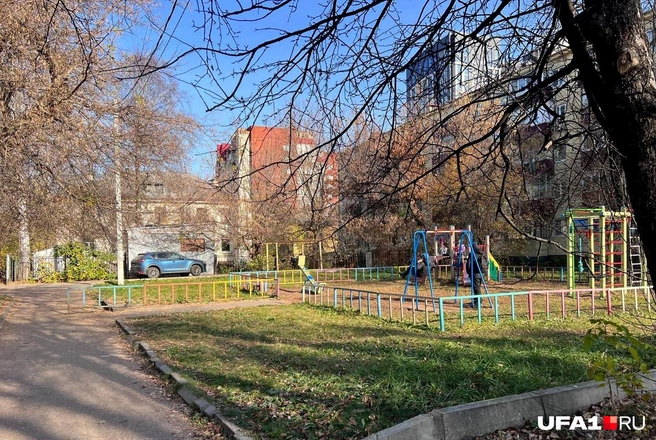 Теперь в месте, где когда-то убили ребёнка, играют другие дети | Источник: Андрей Бирюков / UFA1.RU