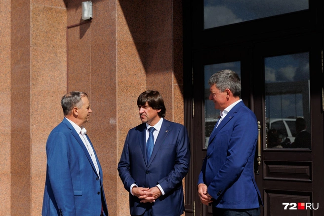Глава Тюмени Максим Афанасьев стоит у входа в «Нефтяник» | Источник: Ирина Шарова / 72.RU