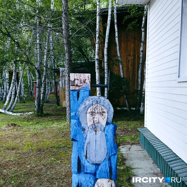 Этот деревянный бородатый мужчина с поднятой рукой стоит здесь уже десятки лет | Источник: Даниил Конин / «ИрСити»