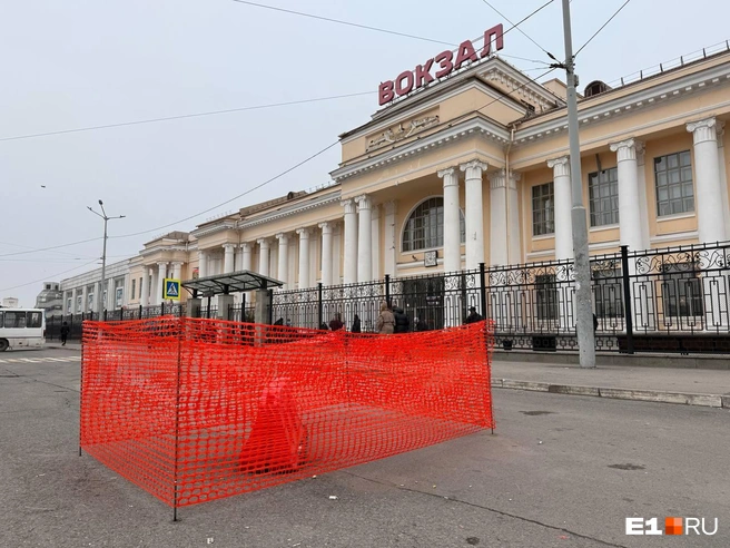На выходе с вокзала туристов до сих пор пытаются перехватить местные таксисты | Источник: Дарья Костомина / E1.RU