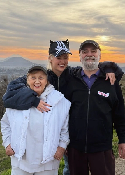 Популярность Клавы принесла ей немалый доход. Теперь она в состоянии помочь своей большой семье