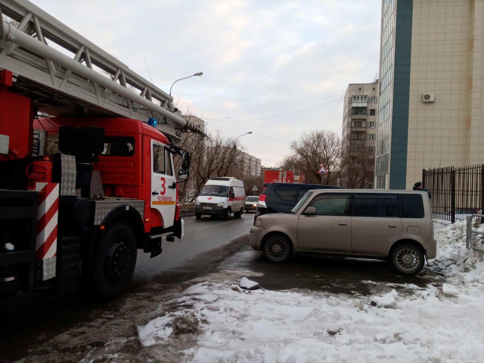 В Челябинске к девятиэтажке стянули экстренные службы из-за сидящего на  подоконнике подростка, 23 марта 2021 г - 23 марта 2021 - 74.ру