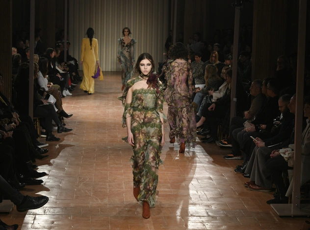Fashion director notes: венецианская барышня на показе Alberta Ferretti FW 2017/18