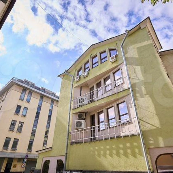 Особняк находится в 3-м Кадашевском переулке, недалеко от станции метро «Третьяковская» | Источник: Сайт объявлений