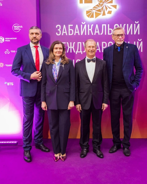 Губернатор Забайкальского края Александр Осипов с супругой, Президент Шкулёв Холдинг Виктор Шкулёв и Президент ЗМКФ Александр Михайлов | Источник: Олег Федоров