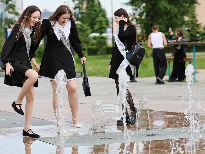 Сегодня в воде плещутся именно выпускники | Источник: Наталья Лапцевич