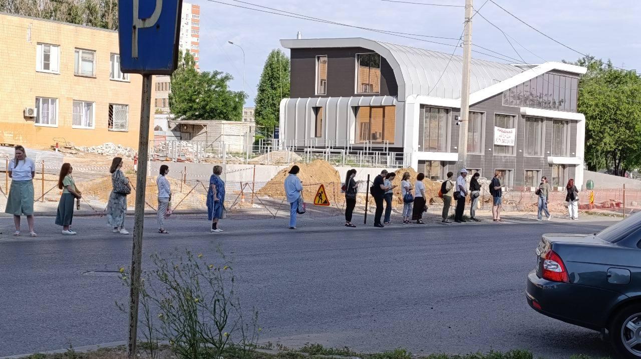 В Волгограде огромная траншея перегородила доступ горожанам к остановке общественного транспорта — видео