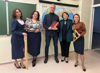 С пермяками на съемках. Слева от Антона — артисты Татьяна Жаркова и Анастасия Замахаева | Источник: архив Антона Шибанова