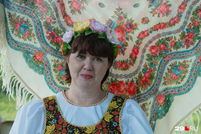 Нина Кузнецова продает на ярмарке изделия местных мастериц | Источник: Иван Митюшев / 29.RU