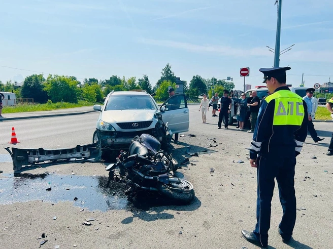 На Урале мотоциклист насмерть разбился об Lexus: видео момента ДТП | Источник: ГИБДД по Свердловской области