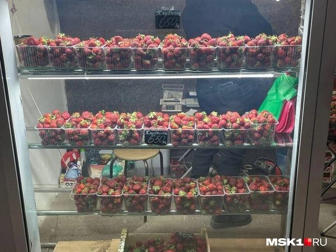 В подземном переходе можно купить килограмм клубники за 650 рублей | Источник: Вера Борисова / MSK1.RU