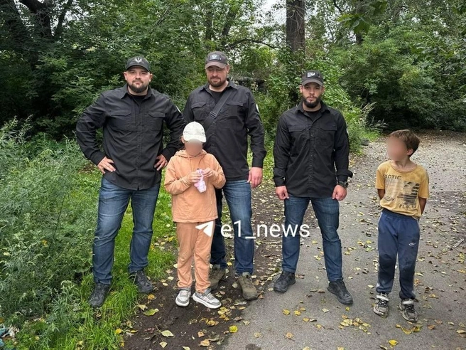 Малышку нашли волонтеры. Местный мальчик Дима знал, где находится Алина и отвел в дом поисковиков | Источник: «РМК Поиск»