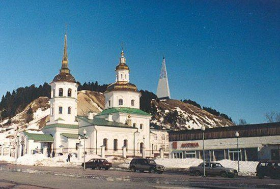 Храм в честь Покрова Пресвятой Богородицы не меняется больше века. Аптека и памятник первооткрывателям земли югорской остались на своих местах | Источник: Ольга Маховикова / Vk.com
