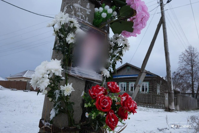 На месте, где погибла девочка, организовали стихийный мемориал | Источник: Кирилл Кушнов / E1.RU