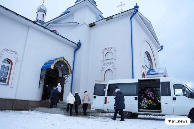 После церемонии прощания девочку отпели в поселковой церкви | Источник: Кирилл Кушнов / E1.RU