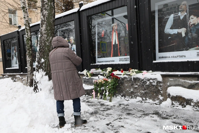 Москвичи несут цветы в память о Вере Алентовой | Источник: Артем Устюжанин / MSK1.RU