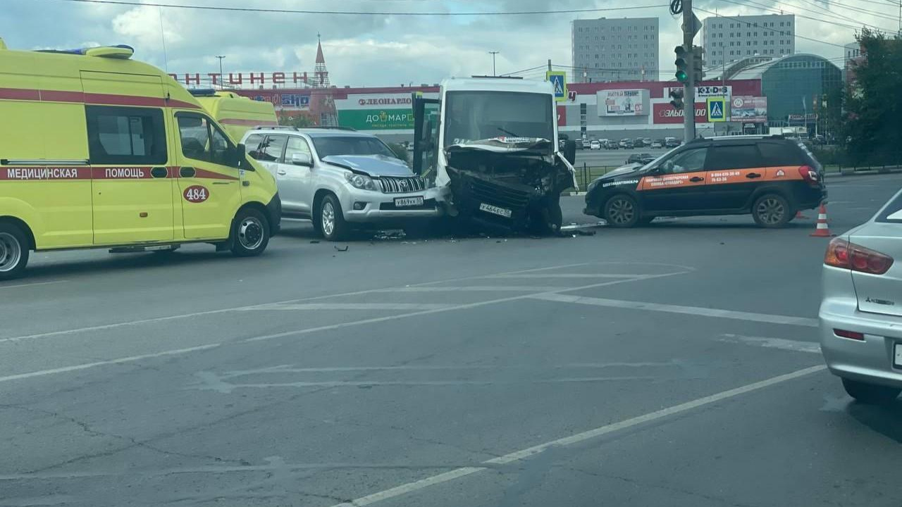 В Омске 11 человек пострадали в ДТП с маршруткой