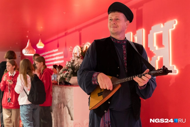 Здесь Русью пахнет (зацените люстры, напоминающие купола храмов на заднем плане) | Источник: Мария Ленц / NGS24.RU