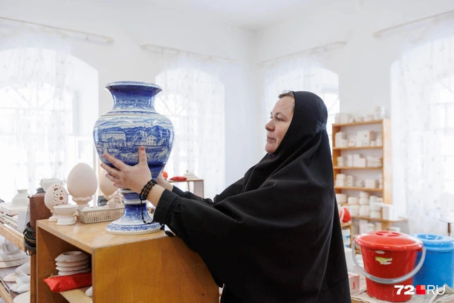 Фарфоровая ваза с панорамой монастыря | Источник: Ирина Шарова / 72.RU