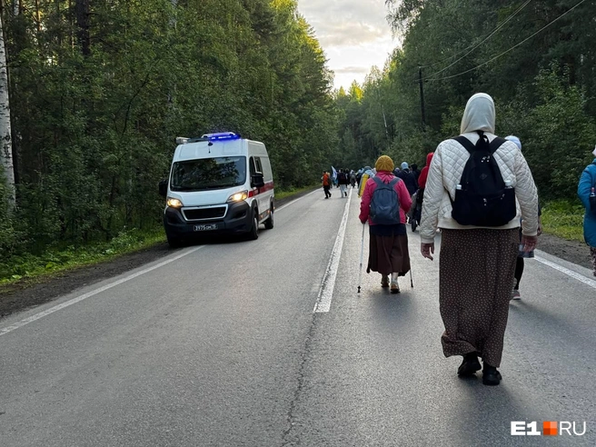 Скорая всё время дежурила во время крестного хода | Источник: Дарья Костомина / E1.RU