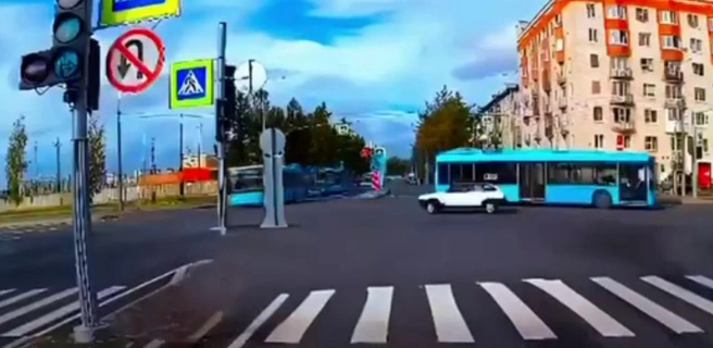 ГАИ поставила точку в истории с дрифтом от автобуса в Колпино | Источник: Госавтоинспекция по Санкт-Петербургу и Ленобласти