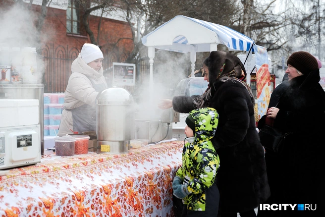 Согреться можно было с помощью горячих напитков, которые можно было купить прямо здесь | Источник: Арсений Чекмарёв / «ИрСити»