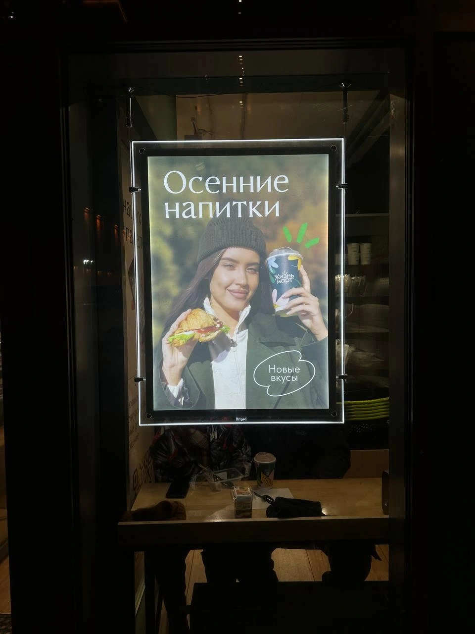 Лица сестер можно увидеть по всему Екатеринбургу | Источник: twins_zyanters / Instagram.com*