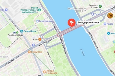 На Неве у Володарского моста заметили радужные разводы