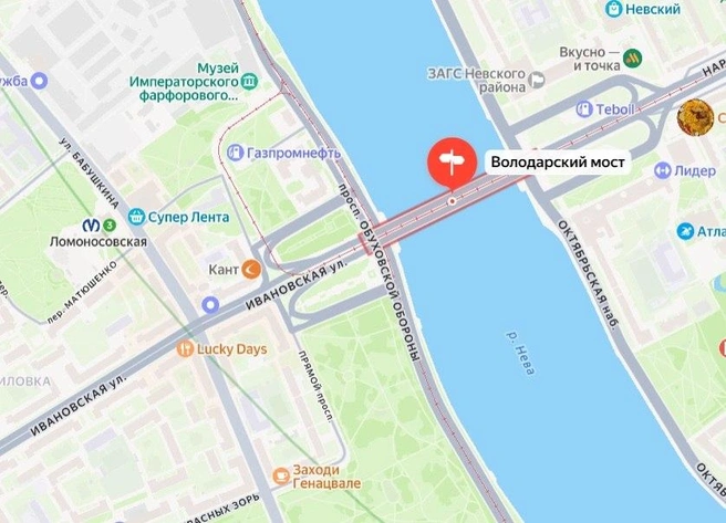У Володарского моста на Неве заметили длинные радужные разводы | Источник: «Яндекс Карты»