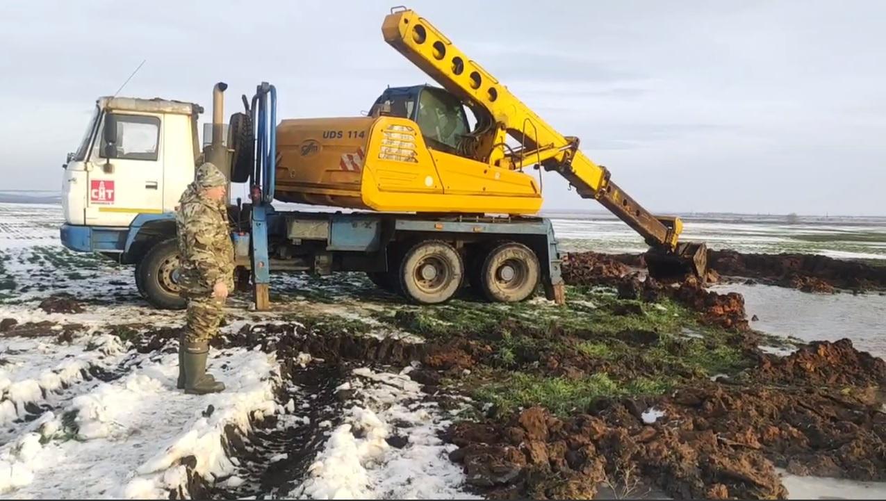 Ушли, как вода в песок: вспоминаем, сколько денег выделили на ремонт водовода в иссушенном городе под Волгоградом