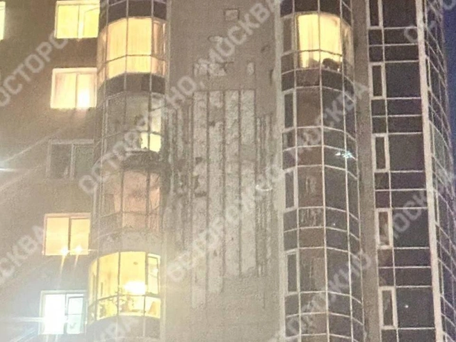На опубликованных в Сети кадрах видно, что от обломков пострадали фасад здания и несколько балконов | Источник: Осторожно, Москва / T.me