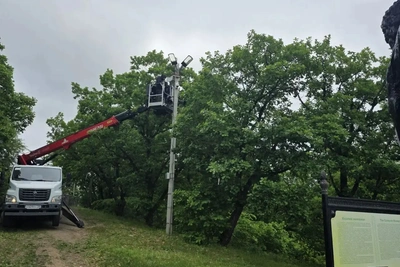 Сотня светильников и 300 метров провода: в Благовещенске чинят освещение