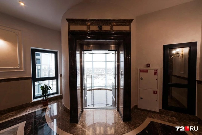 Не просто лифт, а панорамный лифт. Можно любоваться набережной, пока едете на нужный этаж — свой | Источник: архив 72.RU