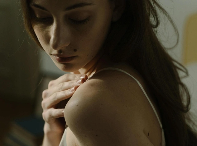 Почему появляются красные родинки и опасны ли они?