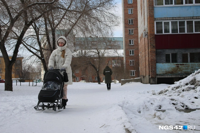 В районе особо не разгуляешься — молодые мамы с колясками наматывают круги примерно по одному и тому же маршруту | Источник: Игорь Епифанцев / NGS42.RU