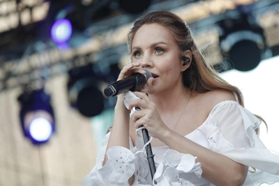 Ее считали странной и неуправляемой, а она стала голосом поколения: история «Трудного возраста» МакSим