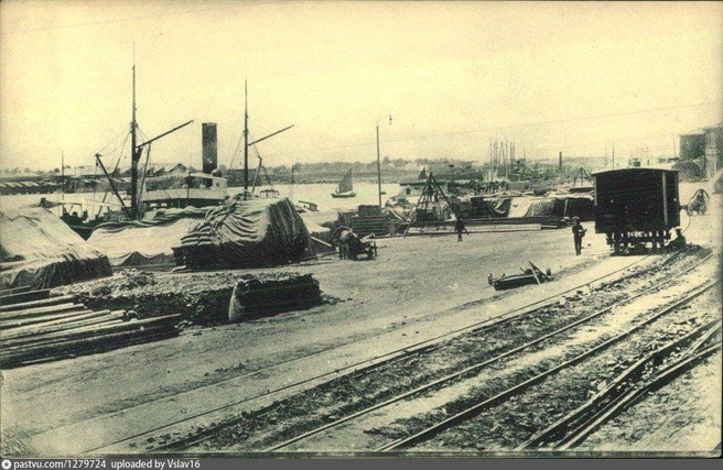 1905–1909 годы. На пристани | Источник: ОП, Изд. Фототипия Шерер, Набгольц и Ко, Москва/ № 57 в серии, «Государственный музей истории Санкт-Петербурга» / pastvu.com