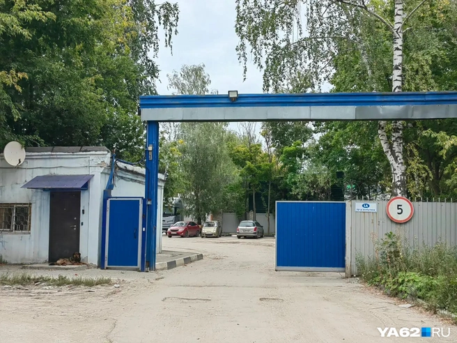 Так выглядит проходная завода по переплавке свинца | Источник: Кристина Мельникова / YA62.RU