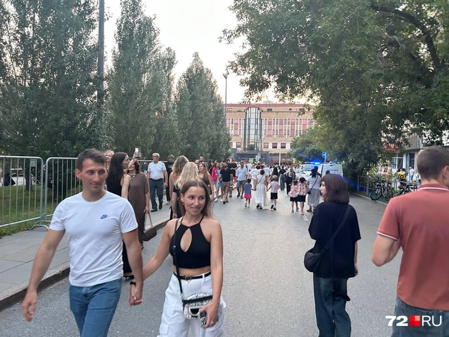 Тюменцы ходили по улице Механической, которая перекрыта во время празднования Дня города | Источник: Елена Познахарева / 72.RU