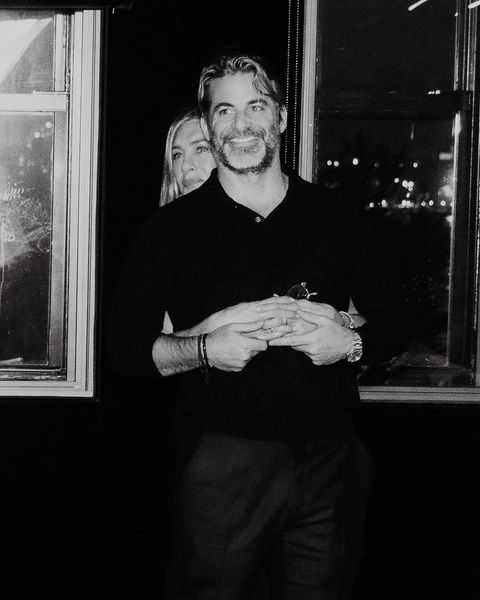 Официально: Дженнифер Энистон впервые опубликовала фото с бойфрендом Джимом Кертисом | Источник: Instagram Дженнифер Энистон