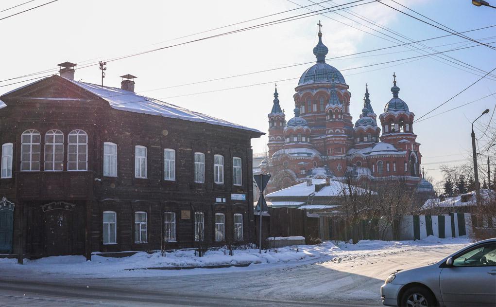 После закрытия в церкви были устроены склады, а затем и завод «Сибирский сувенир». Здание пережило не один пожар. В 1975-м его включили в объекты государственной охраны, а в 1980-е её начали реставрировать. К началу нового тысячелетия её восстановили в первоначальном виде. Этот момент как раз запечатлен на первой фотографии, снятой примерно в конце 1990-х годов.  | Источник: Ксения Филимонова, IRCITY.RU