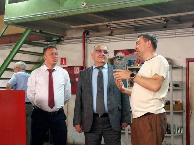 Илья Боркун (слева) вместе с главой Ленинского района посещают компанию «СДТ» | Источник: Алексей Молчанов / Telegram