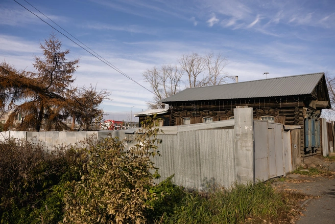 Дом за много лет не очень-то изменился. Разве что вот эта ограда была деревянной | Источник: Наталья Лапцевич