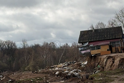 Дома в деревне под Нижним Новгородом сползают в овраг