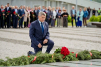 Олег Николаев возложил цветы к Вечному огню мемориала
