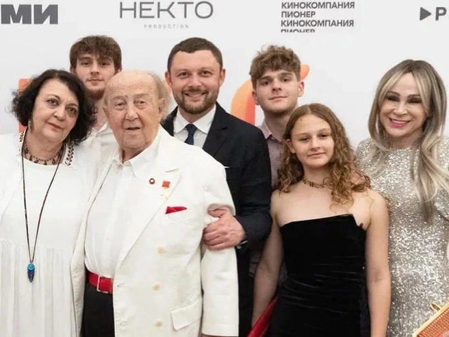 Елена Церетели (слева) с отцом, племянником Василием и его семьей | Источник: kirasacarello / Instagram (деятельность запрещена в РФ)