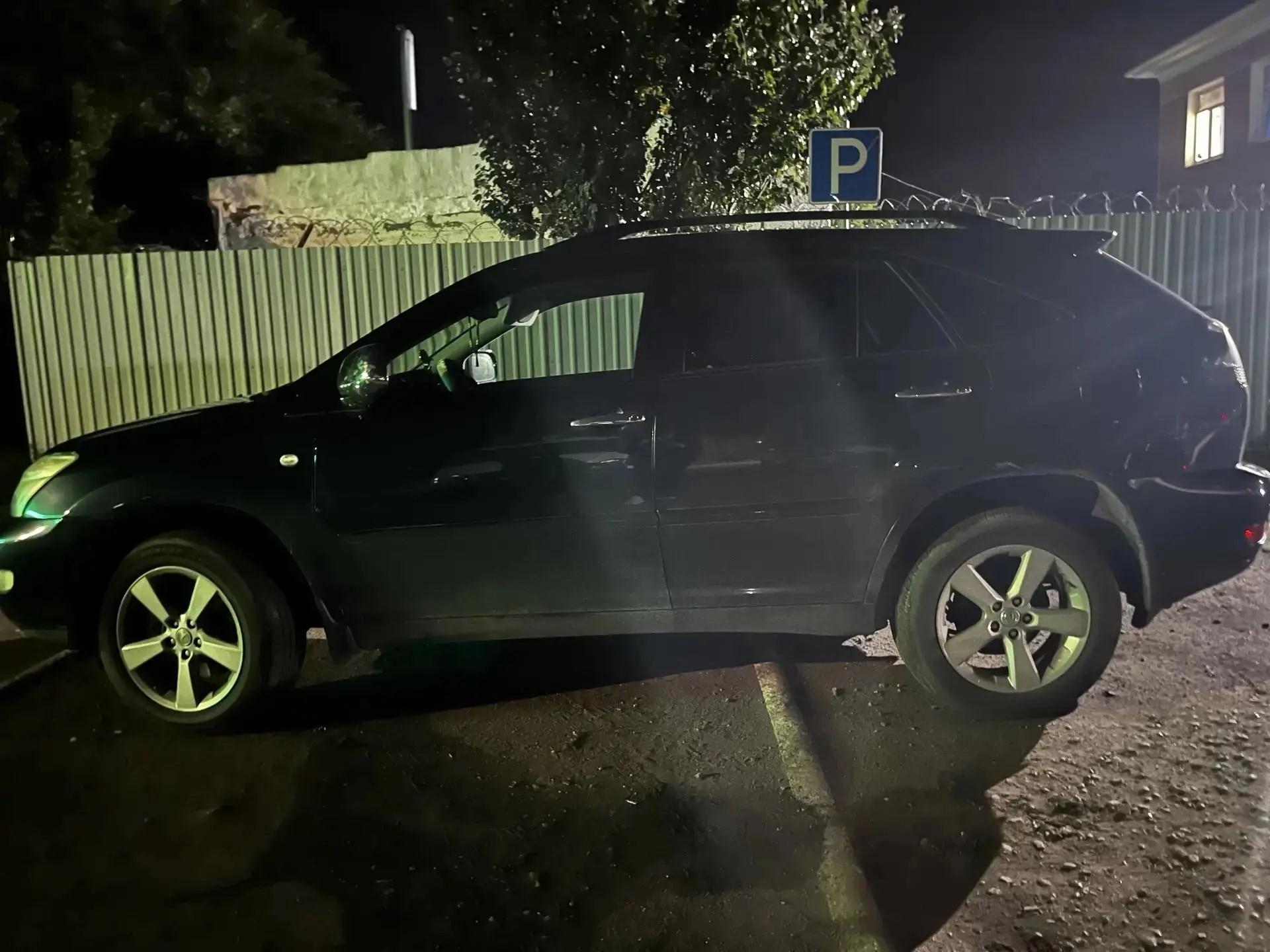 Царапины, вмятины и разбитое стекло: пьяный омич разгромил Lexus сотрудницы социальной службы — фото