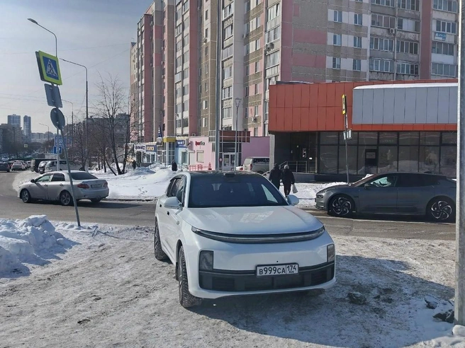 Автомобиль припаркован в непосредственной близости от пешеходного перехода. | Источник: читатель 74.RU