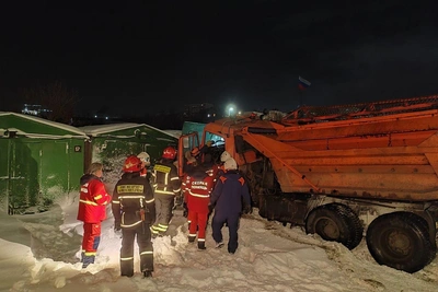 В Мурманске КАМАЗ врезался в гаражи, водитель погиб