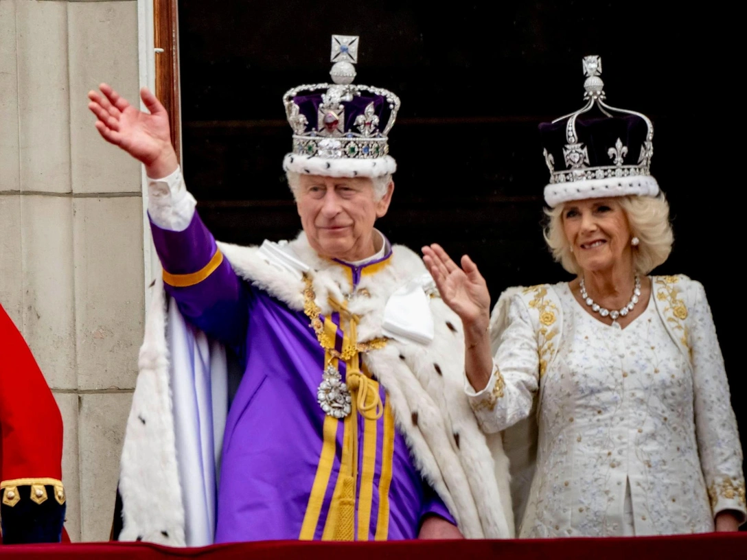 Корол Карл III и королева Камилла приветствуют публику из Букингемского дворца, 6 мая 2023 | marieclaire.ru